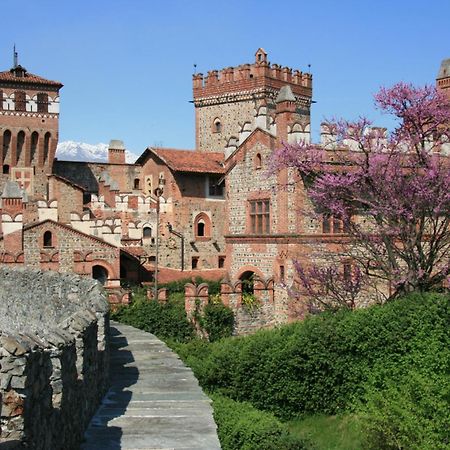 Hotel Castello Di Pavone Pavone Canavese Esterno foto