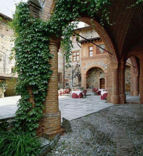 Hotel Castello Di Pavone Pavone Canavese Esterno foto