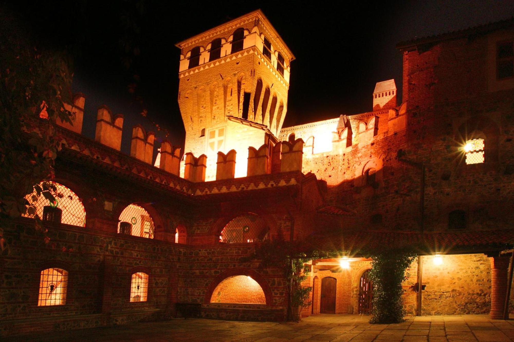 Hotel Castello Di Pavone Pavone Canavese Esterno foto