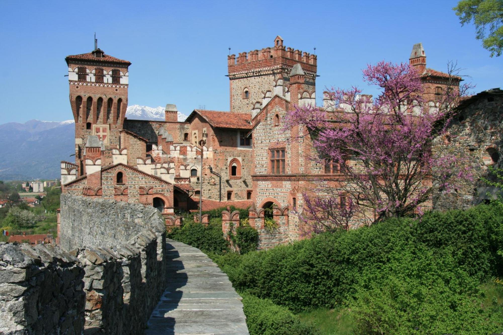 Hotel Castello Di Pavone Pavone Canavese Esterno foto