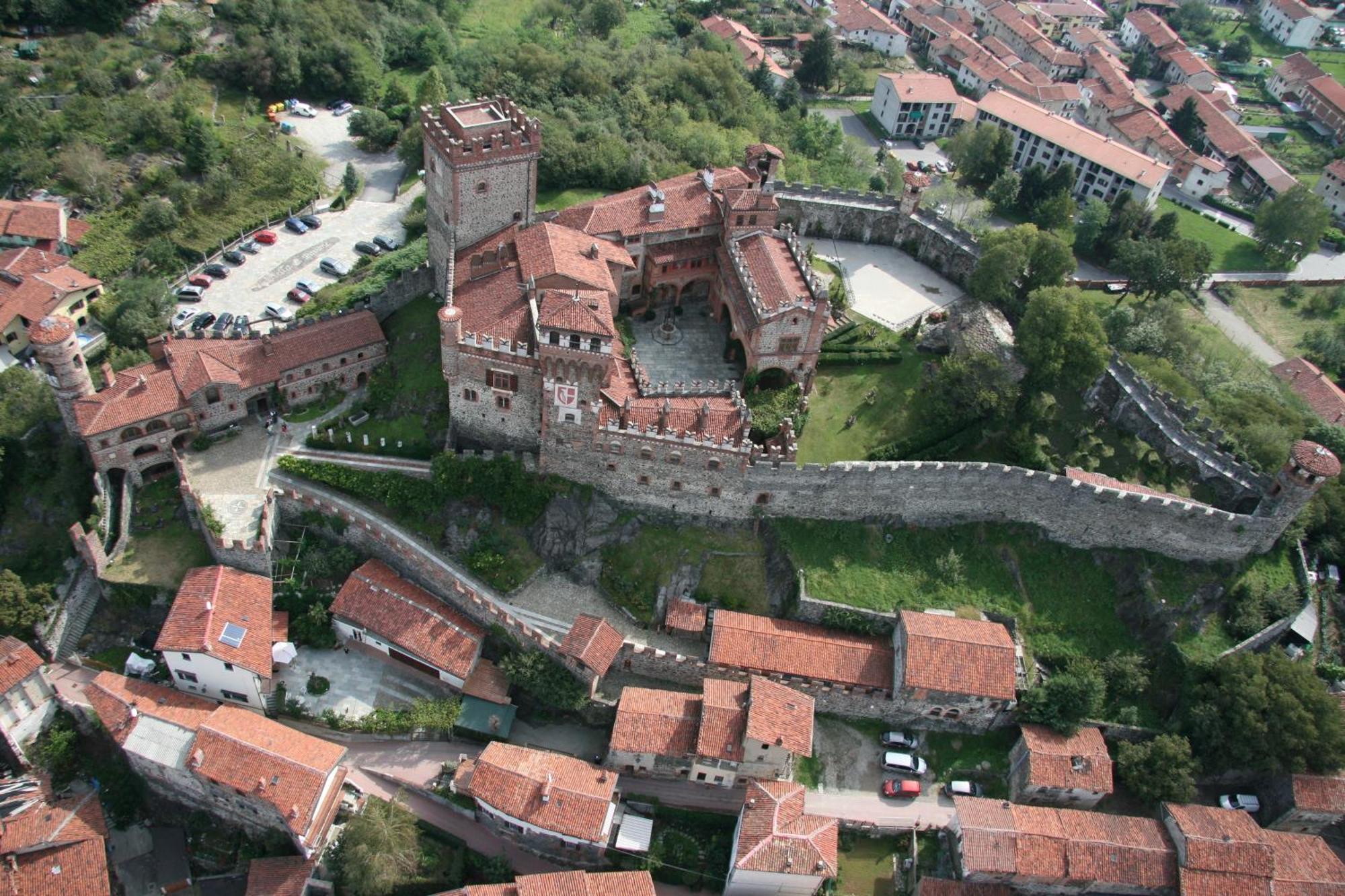 Hotel Castello Di Pavone Pavone Canavese Esterno foto