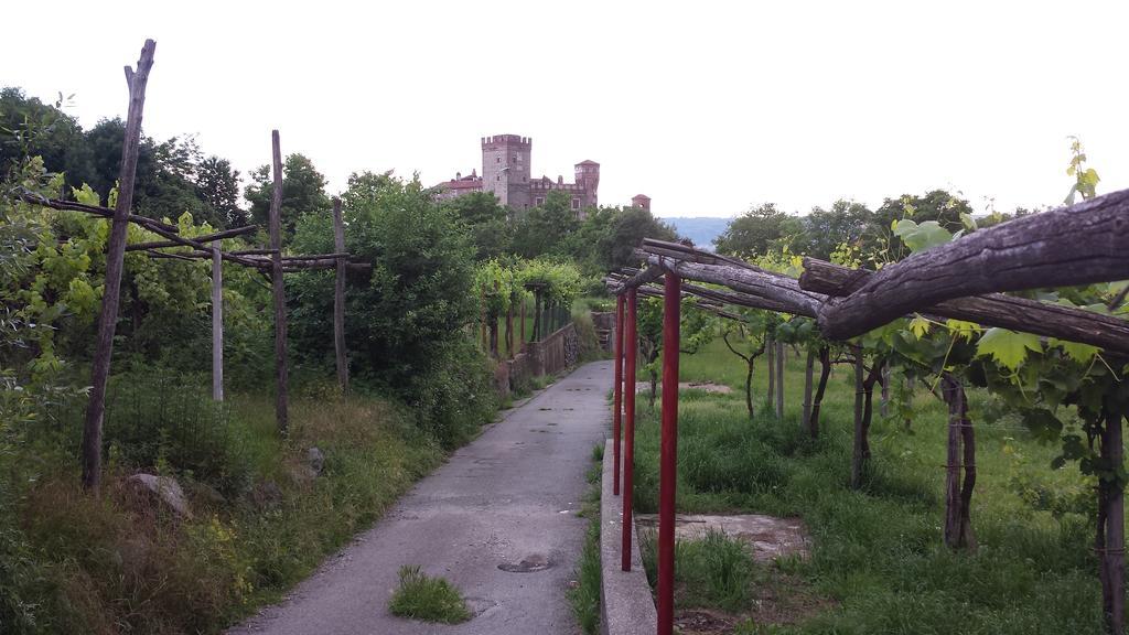 Hotel Castello Di Pavone Pavone Canavese Esterno foto