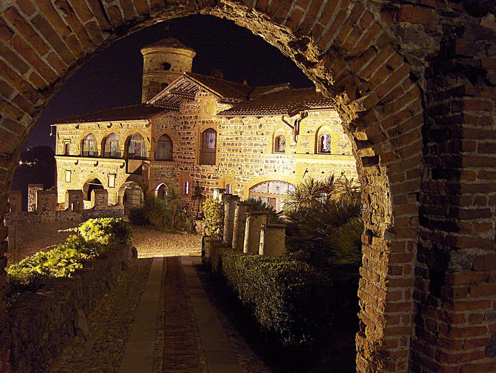 Hotel Castello Di Pavone Pavone Canavese Esterno foto