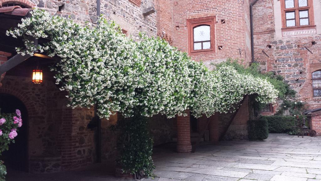 Hotel Castello Di Pavone Pavone Canavese Esterno foto