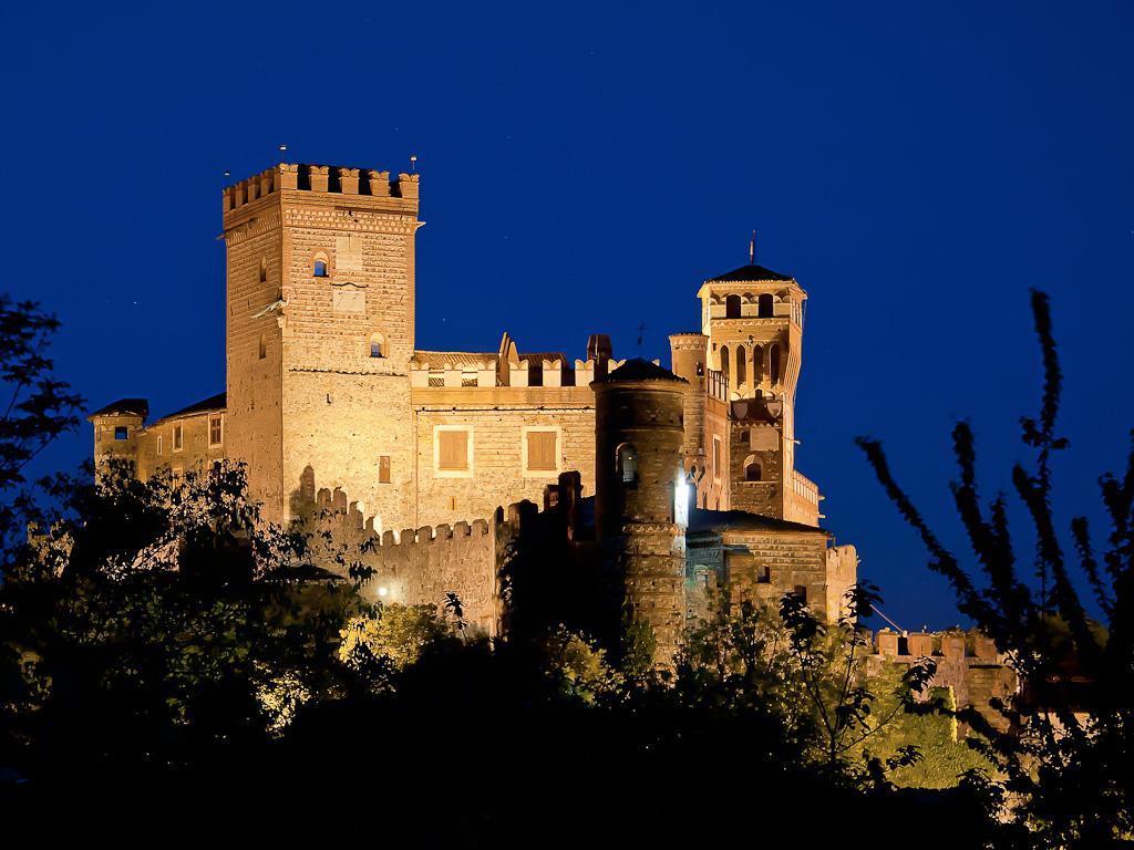 Hotel Castello Di Pavone Pavone Canavese Esterno foto