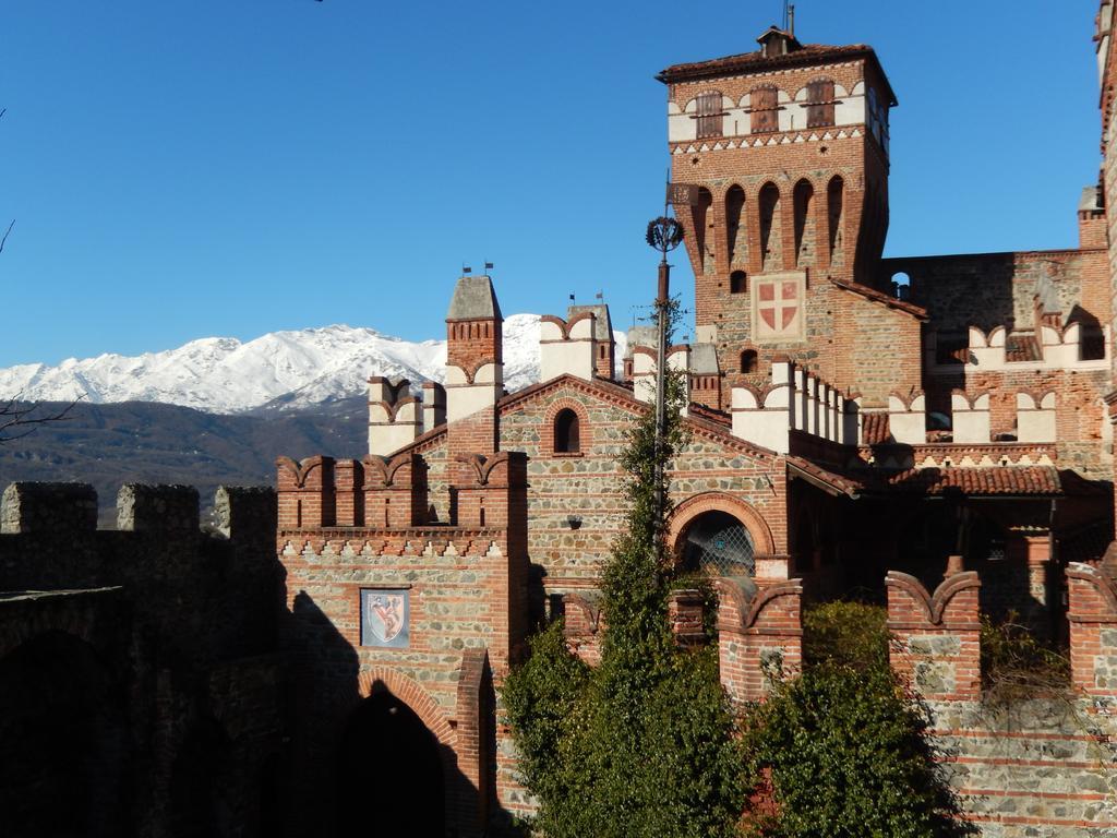 Hotel Castello Di Pavone Pavone Canavese Esterno foto