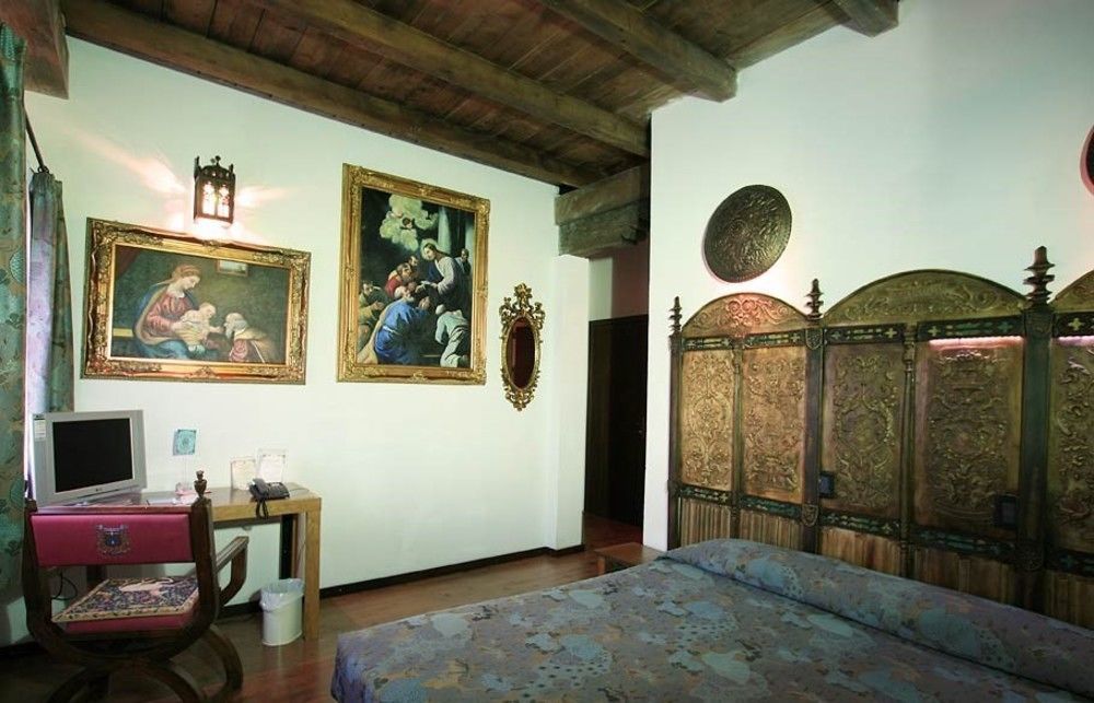 Hotel Castello Di Pavone Pavone Canavese Esterno foto