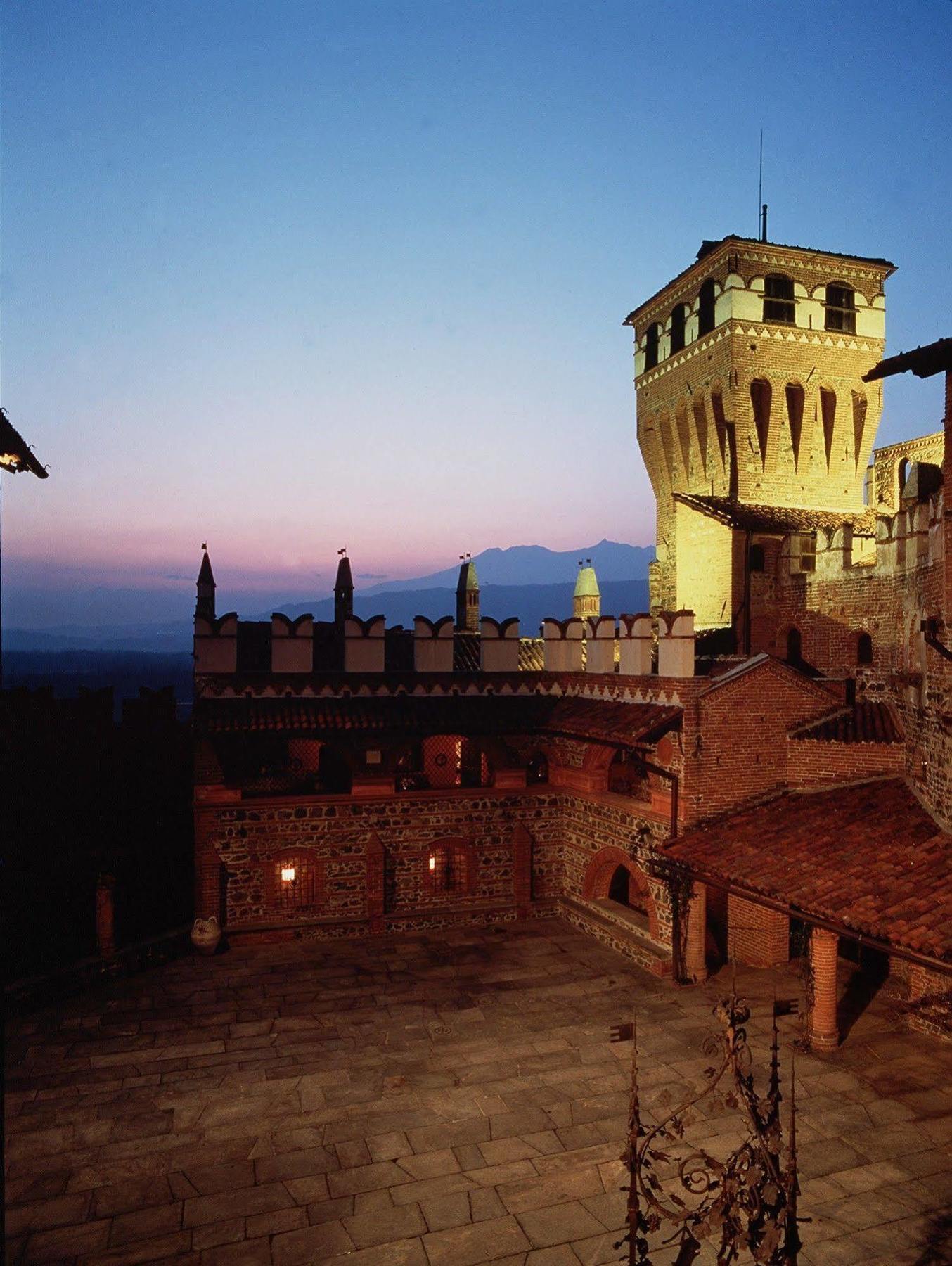 Hotel Castello Di Pavone Pavone Canavese Esterno foto