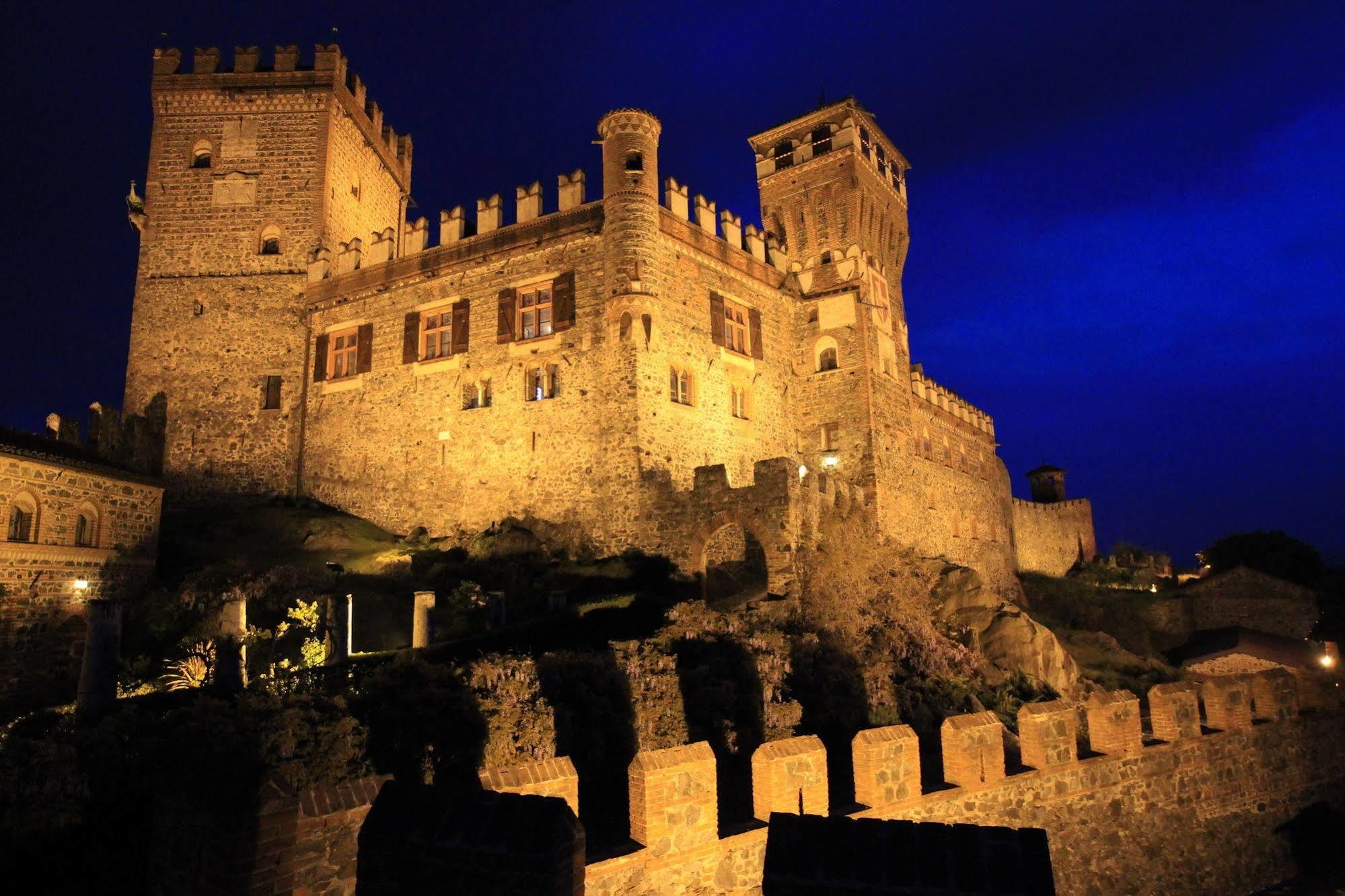 Hotel Castello Di Pavone Pavone Canavese Esterno foto