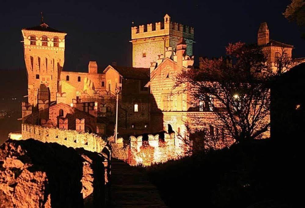 Hotel Castello Di Pavone Pavone Canavese Esterno foto