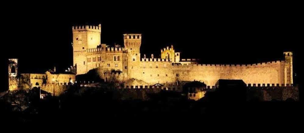 Hotel Castello Di Pavone Pavone Canavese Esterno foto