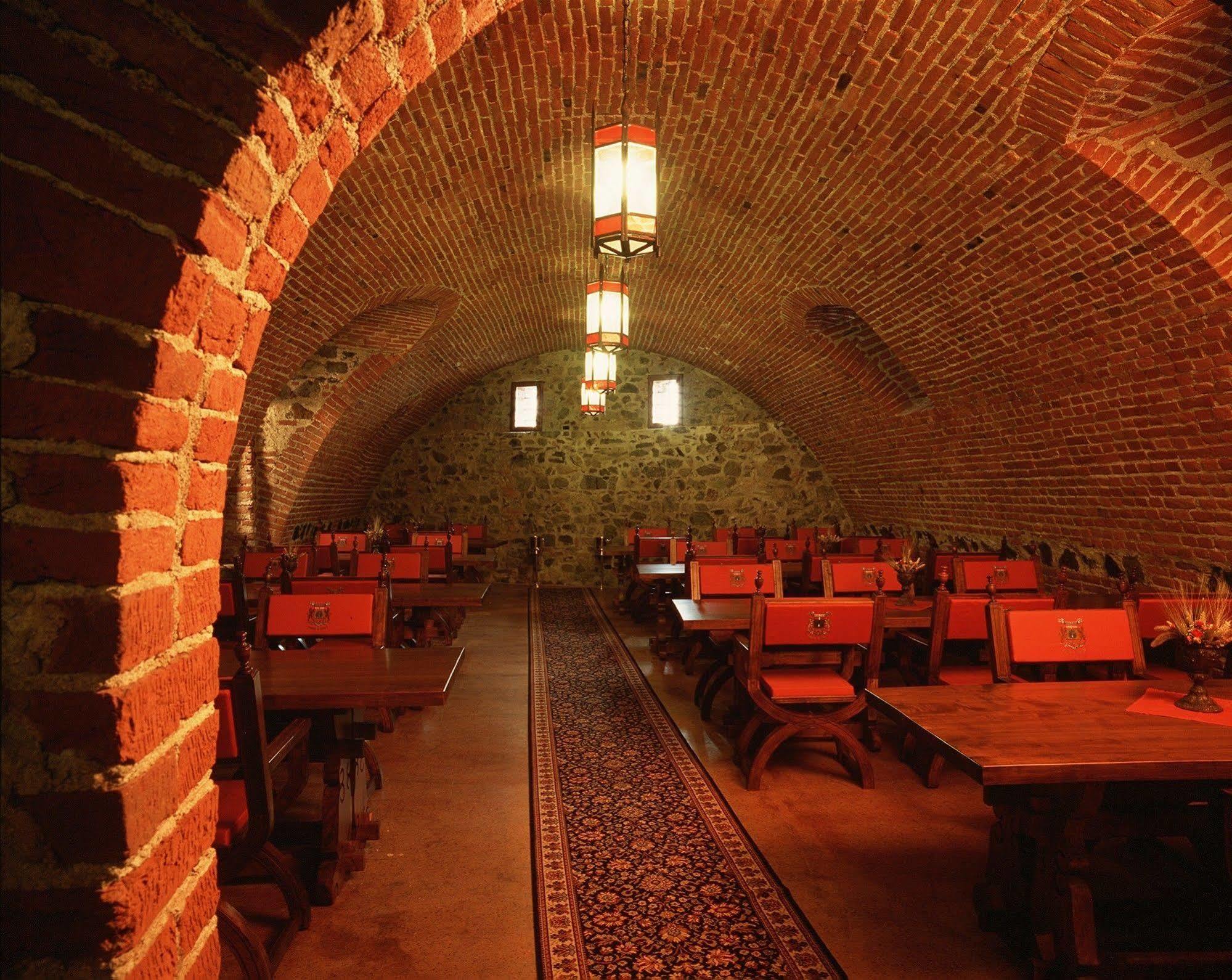 Hotel Castello Di Pavone Pavone Canavese Esterno foto