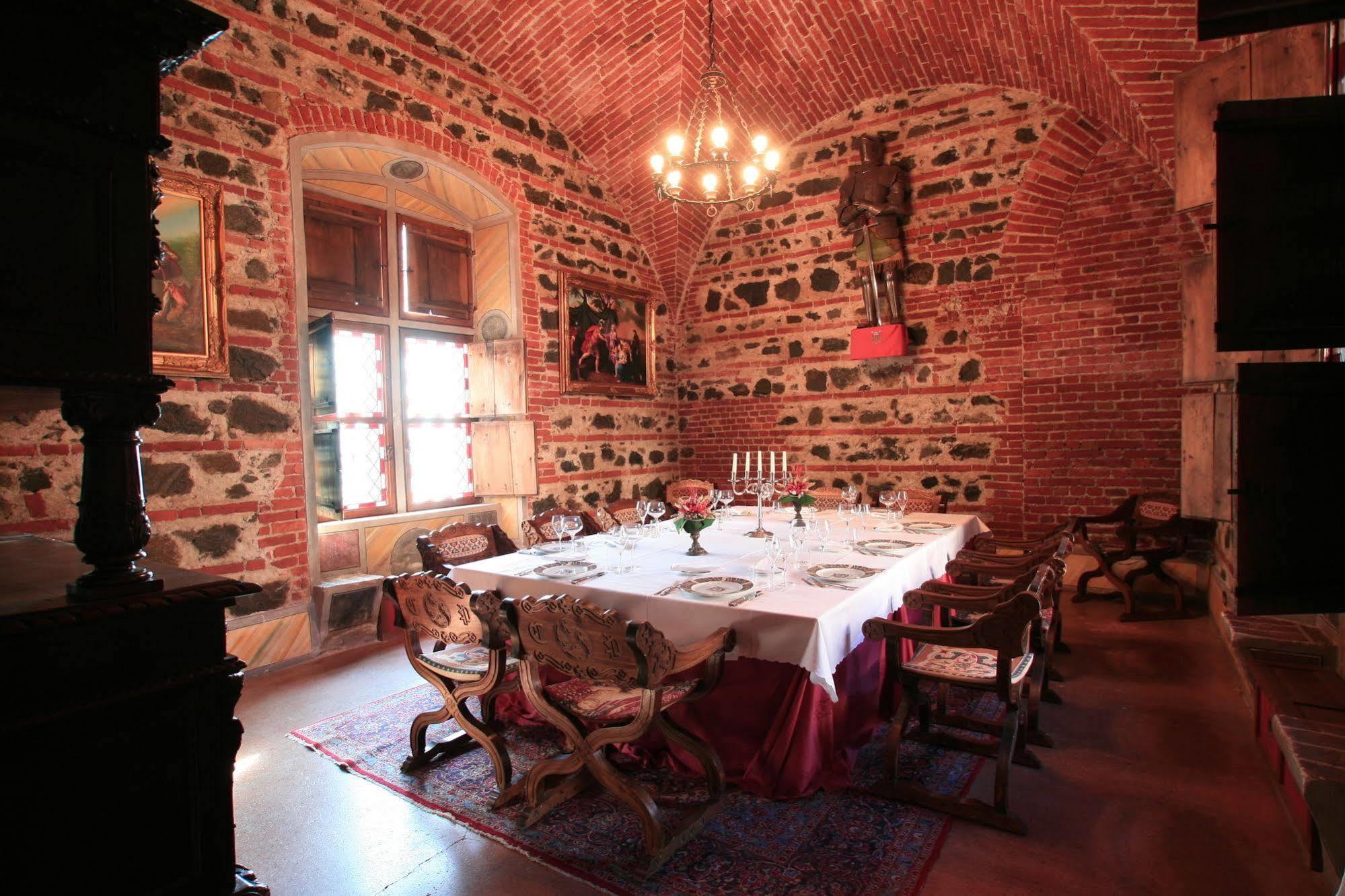 Hotel Castello Di Pavone Pavone Canavese Esterno foto