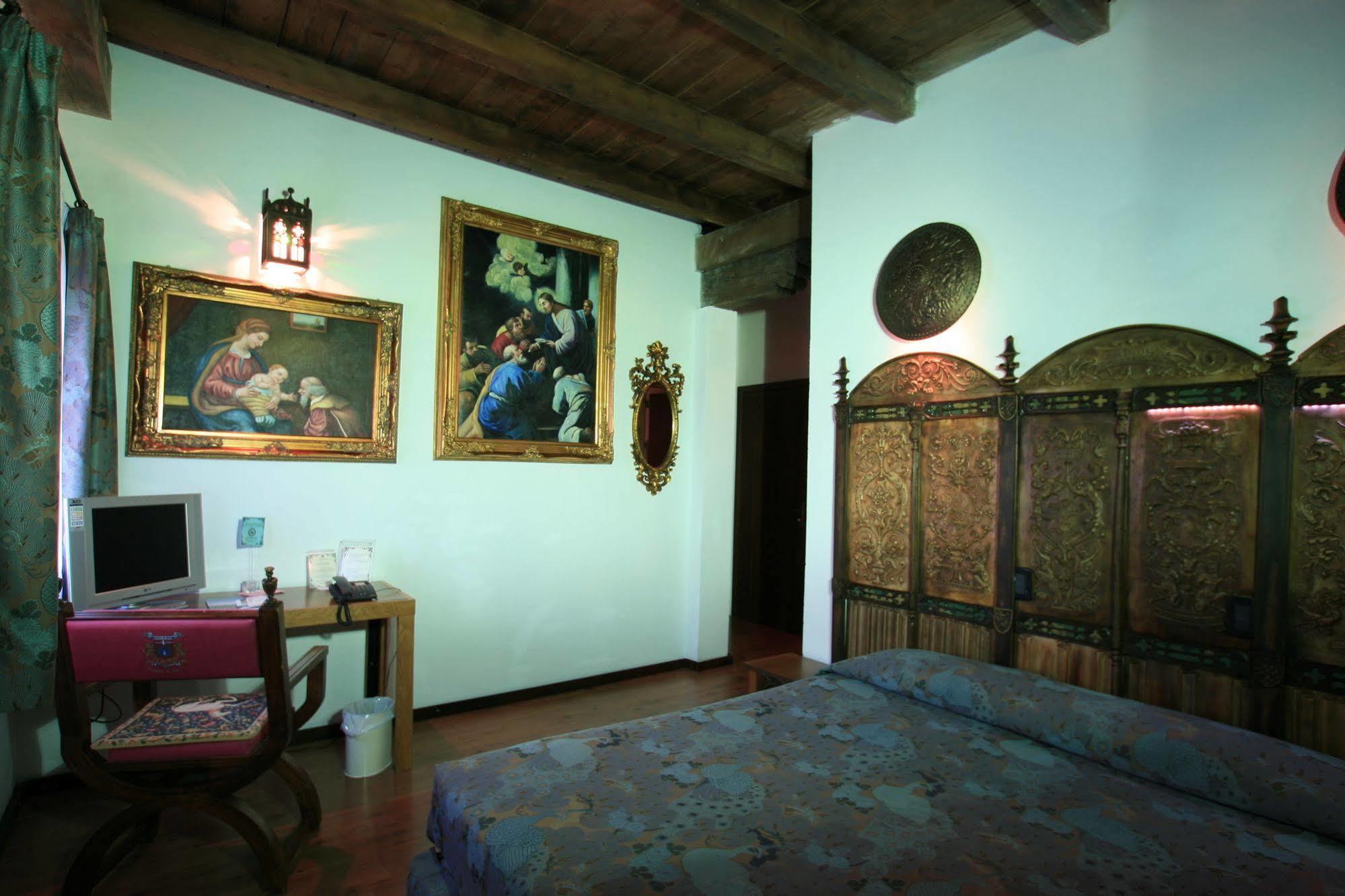Hotel Castello Di Pavone Pavone Canavese Esterno foto