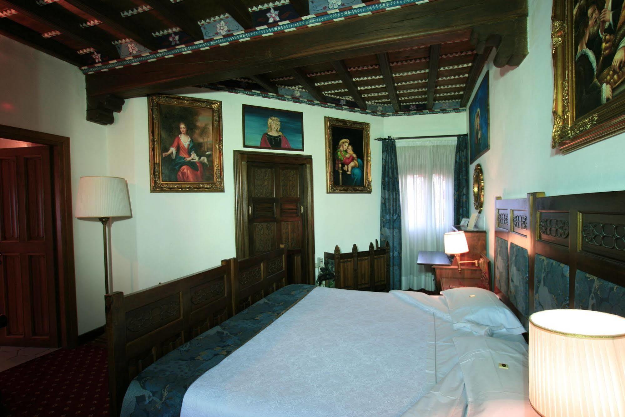 Hotel Castello Di Pavone Pavone Canavese Esterno foto