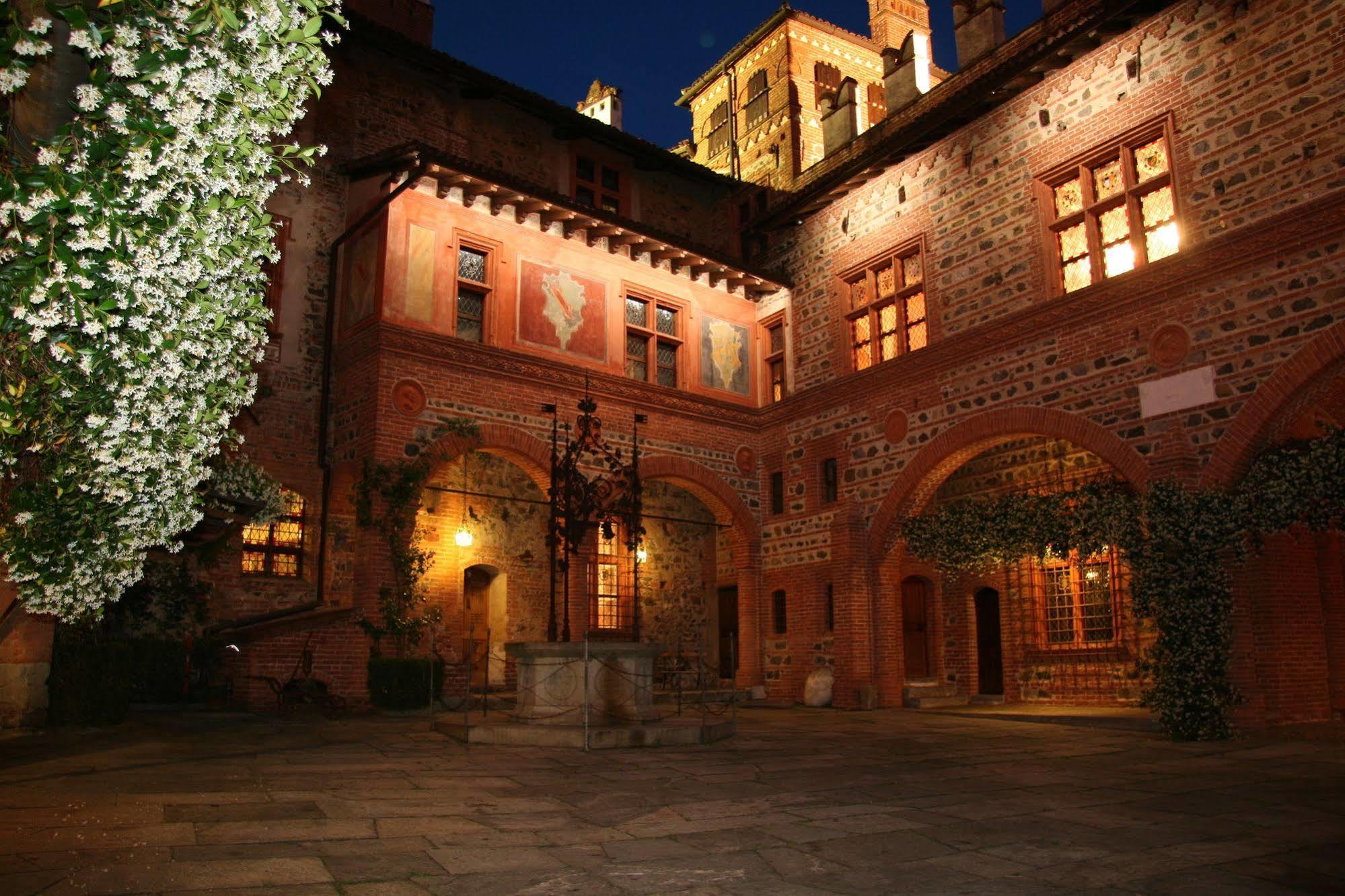 Hotel Castello Di Pavone Pavone Canavese Esterno foto