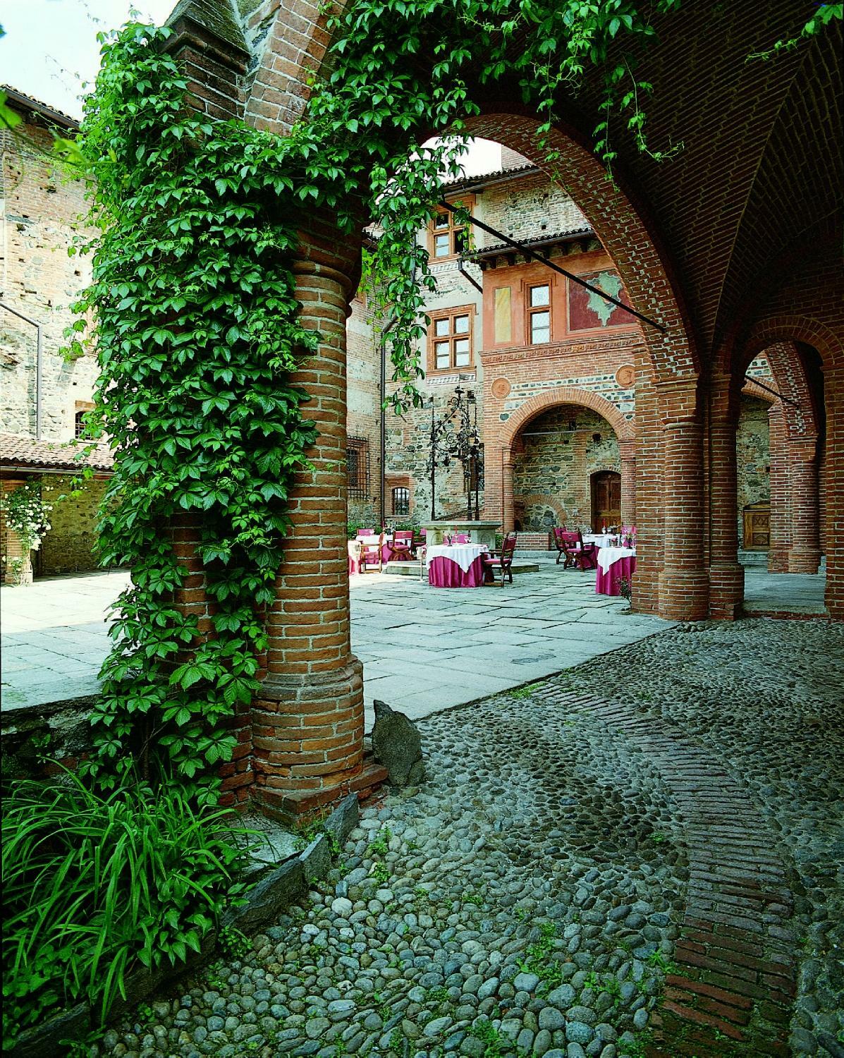 Hotel Castello Di Pavone Pavone Canavese Esterno foto
